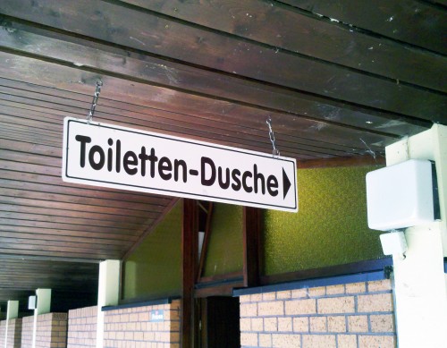 Toiletten-Dusche_bearbeitet (Schwimmbad am Gemündener Maar in der Eifel) © Thomas Krechel 12.11.13_q8NXeH4P_f.jpg